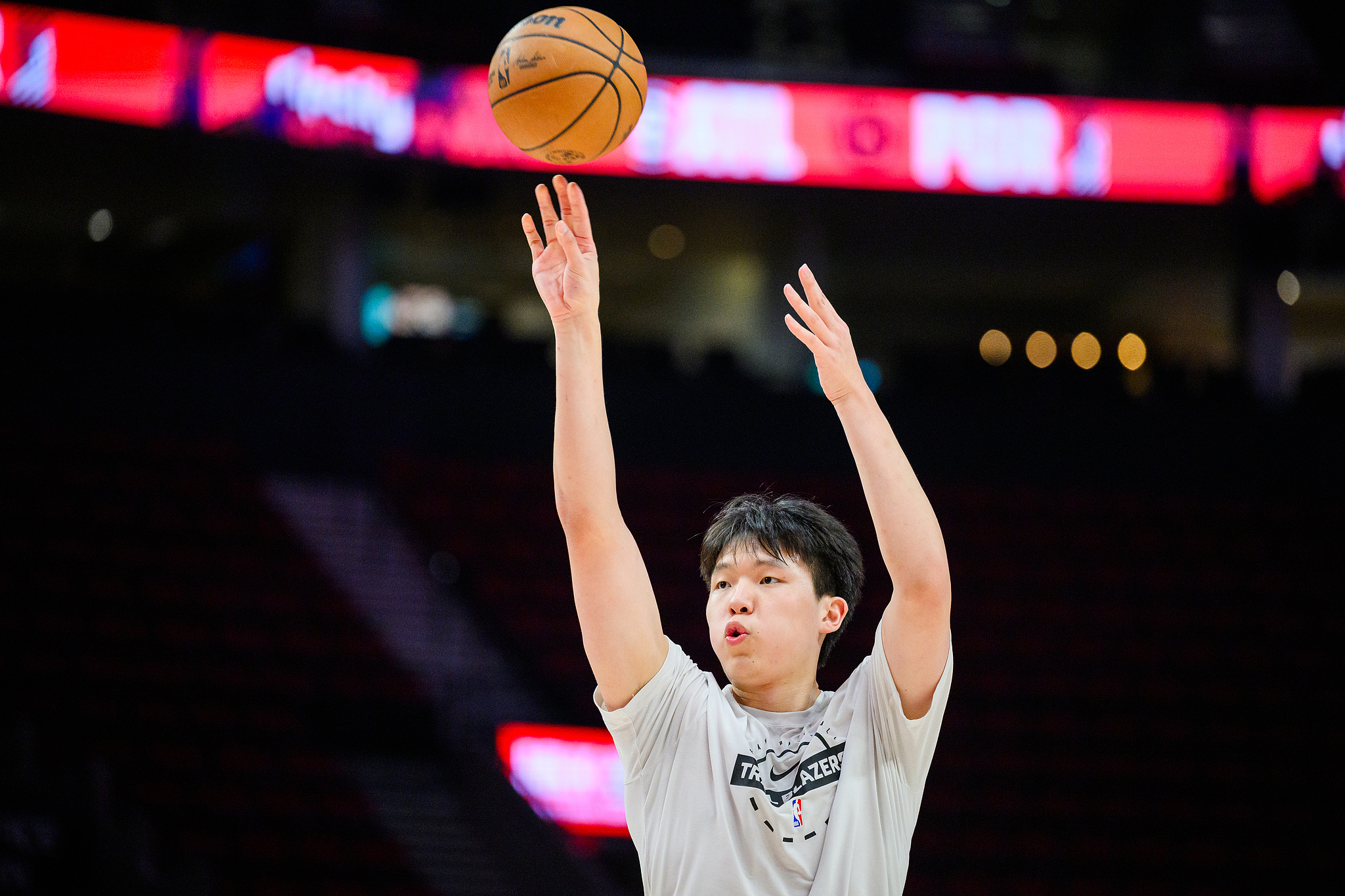 星空体育APP-杨瀚森未登场夏普24+9+5 开拓者主场轻取老鹰