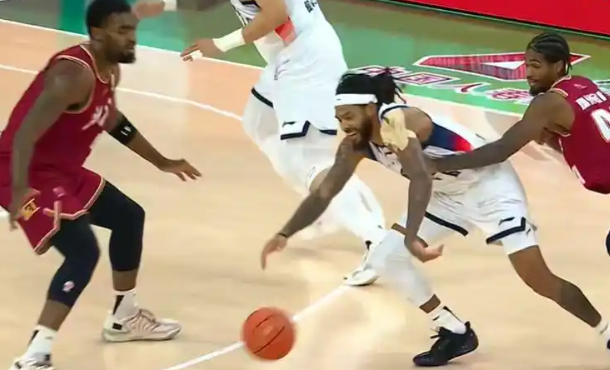 星空体育平台-13分逆转+压哨绝杀！山东男篮89-88胜浙江，昂首挺进俱乐部杯四强