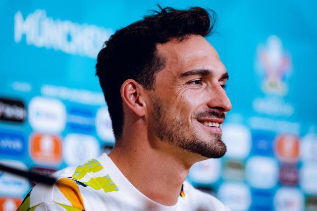 星空体育官方网站-勒夫：匈牙利很强 胡梅尔斯：我们比三年前好多了